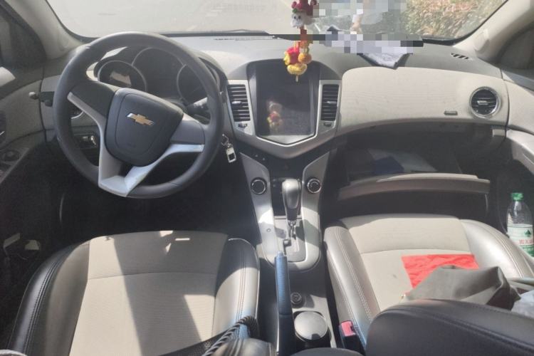 Used Chevrolet Cruze 2013 1.8L SE AT Center Console
