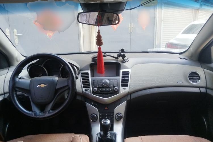 Used Chevrolet Cruze 2013 1.6L SE MT Center Console