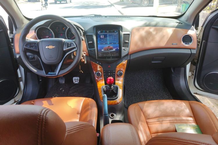 Used Chevrolet Cruze 2013 1.6L SE MT Center Console