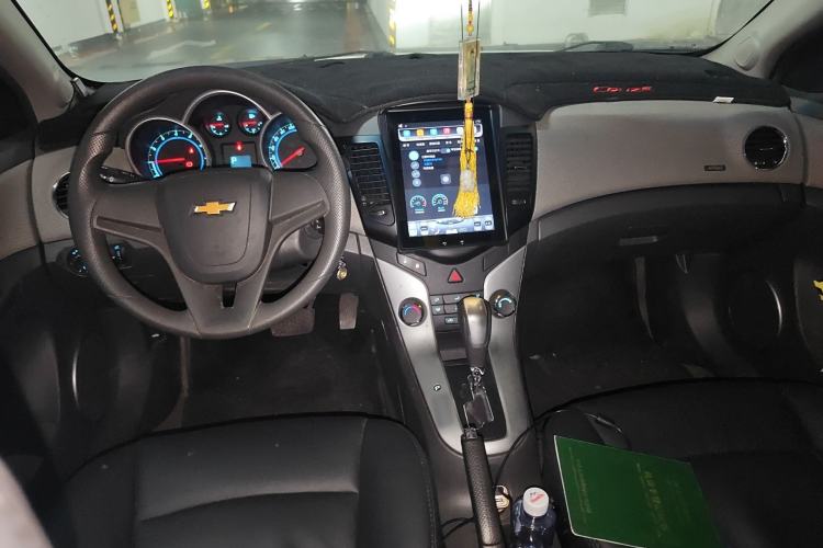 Used Chevrolet Cruze 2013 1.8L SE WTCC Edition AT Center Console