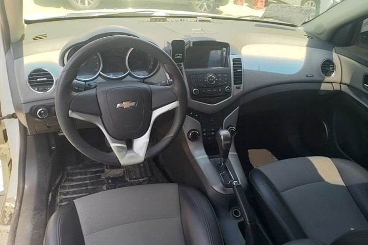 Used Chevrolet Cruze 2013 1.8L SE AT Center Console