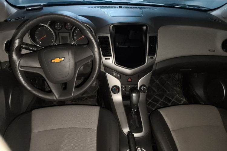 Used Chevrolet Cruze 2013 1.8L SE AT Center Console