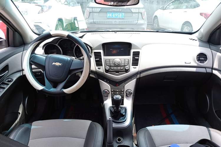 Used Chevrolet Cruze 2013 1.6L SE MT Center Console