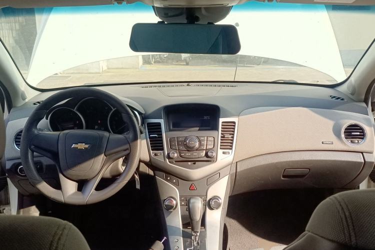 Used Chevrolet Cruze 2013 1.8L SE AT Center Console