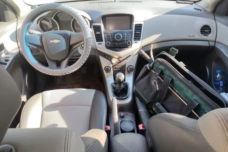 Used Chevrolet Cruze 2013 1.6L SE MT Center Console