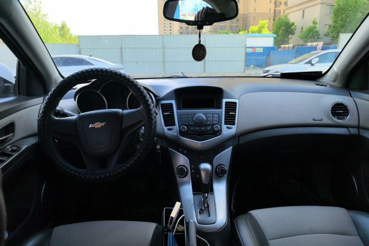 Used Chevrolet Cruze 2013 1.8L SE AT Center Console
