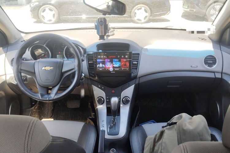 Used Chevrolet Cruze 2013 1.6L SE AT Center Console