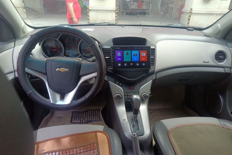Used Chevrolet Cruze 2013 1.8L SE AT Center Console