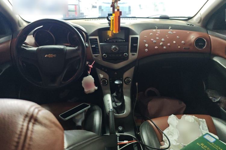 Used Chevrolet Cruze 2013 1.8L SE AT Center Console