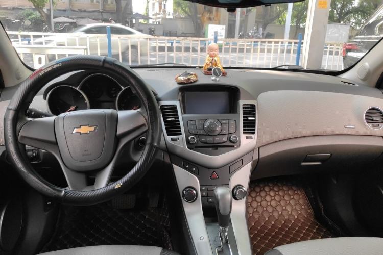 Used Chevrolet Cruze 2013 1.8L SE AT Center Console