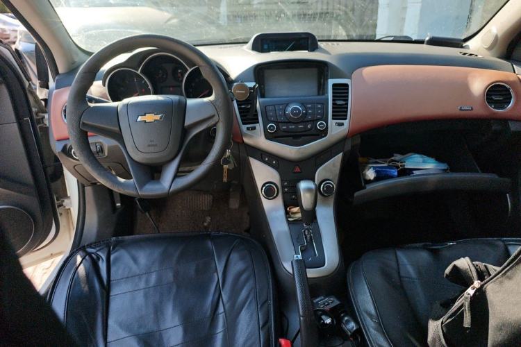 Used Chevrolet Cruze 2013 1.8L SE AT Center Console