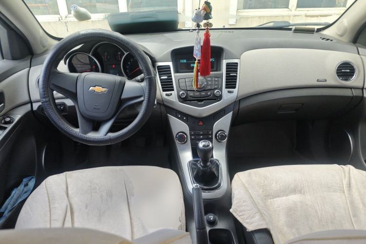 Used Chevrolet Cruze 2013 1.6L SE MT Center Console