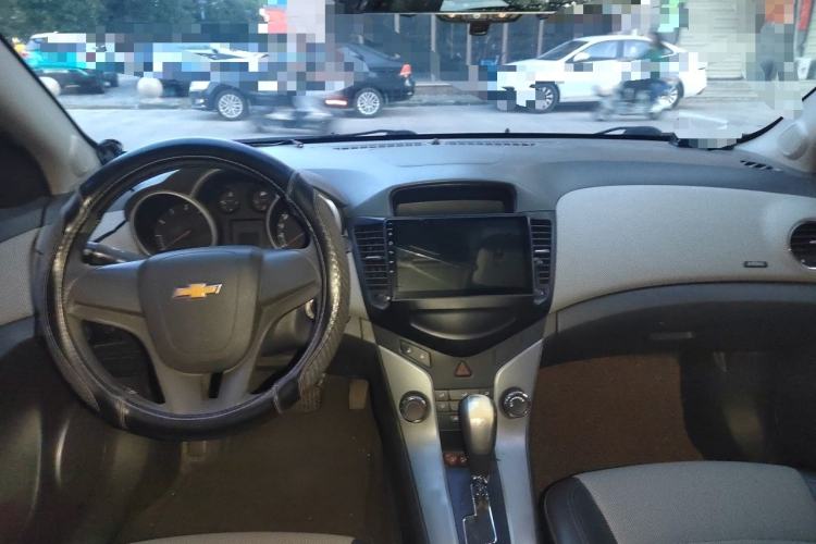 Used Chevrolet Cruze 2013 1.8L SE AT Center Console