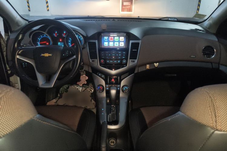 Used Chevrolet Cruze 2013 Hatchback 1.6L Automatic Luxury Model Center Console