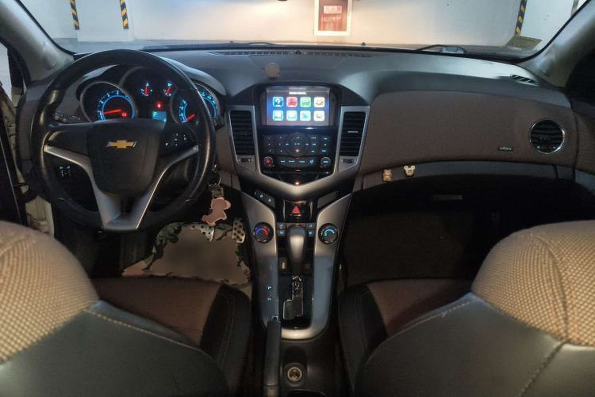 Used Chevrolet Cruze 2013 Hatchback 1.6L Automatic Luxury Model Center Console