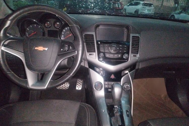 Used Chevrolet Cruze 2013 Hatchback 1.6T Automatic Flagship Model Center Console