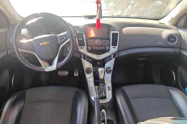 Used Chevrolet Cruze 2013 Hatchback 1.6T Automatic Flagship Model Center Console