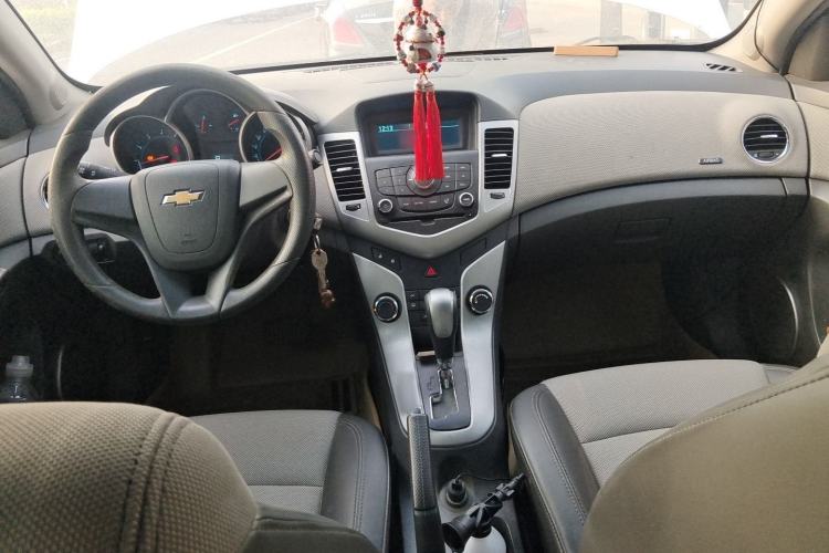 Used Chevrolet Cruze 2013 1.8L SE AT Center Console