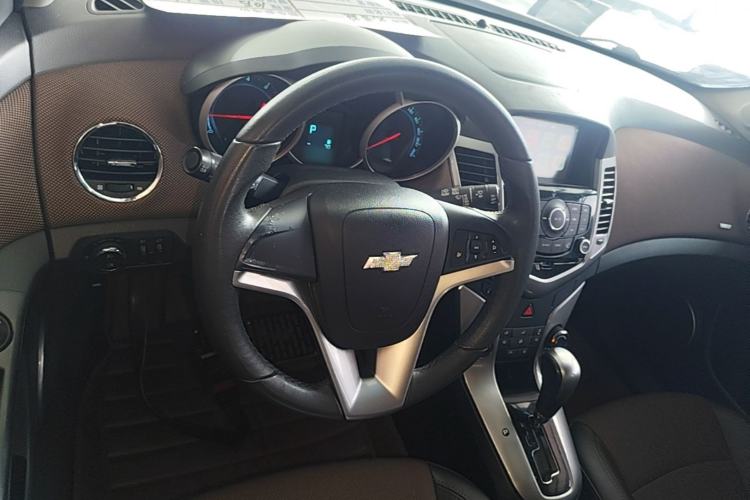 Used Chevrolet Cruze 2013 Hatchback 1.6L Automatic Luxury Model Center Console