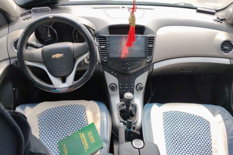 Used Chevrolet Cruze 2013 1.6L SL MT Center Console