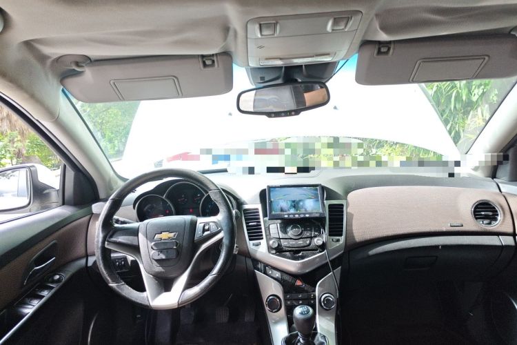Used Chevrolet Cruze 2013 Hatchback 1.6L Manual Luxury Model Center Console
