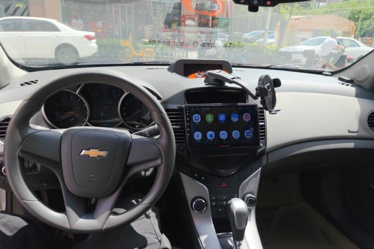 Used Chevrolet Cruze 2013 1.6L SE AT Center Console
