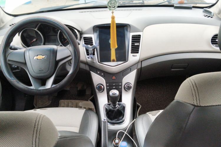 Used Chevrolet Cruze 2013 1.6L SL MT Center Console