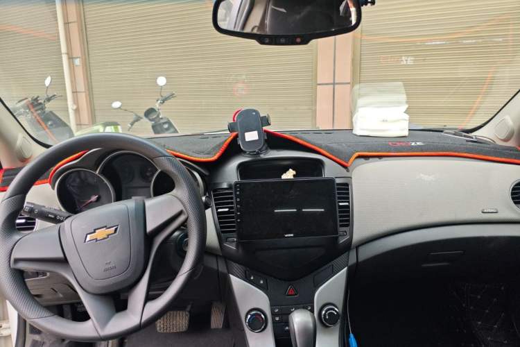 Used Chevrolet Cruze 2013 1.8L SE AT Center Console