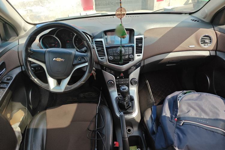Used Chevrolet Cruze 2013 Hatchback 1.6L Manual Luxury Model Center Console