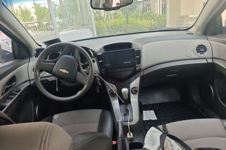 Used Chevrolet Cruze 2013 1.8L SE AT Center Console