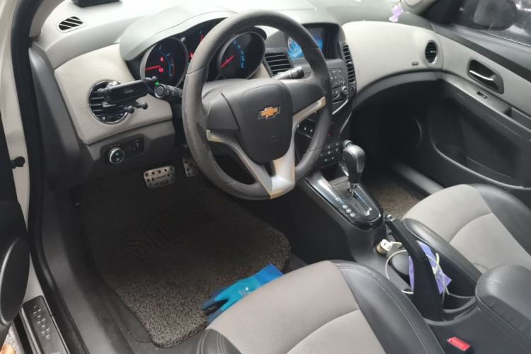 Used Chevrolet Cruze 2013 1.8L SE AT Center Console