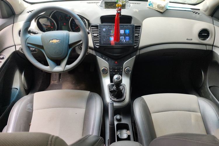 Used Chevrolet Cruze 2013 1.6L SE MT Center Console