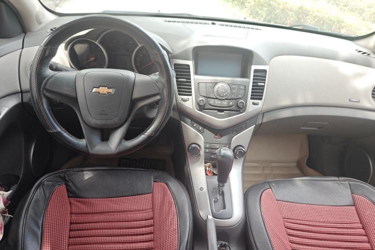 Used Chevrolet Cruze 2013 1.8L SE AT Center Console