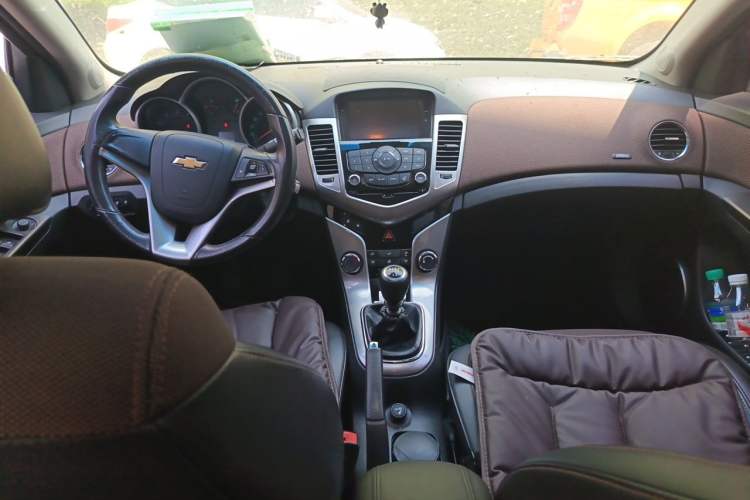 Used Chevrolet Cruze 2013 Hatchback 1.6L Manual Luxury Model Center Console