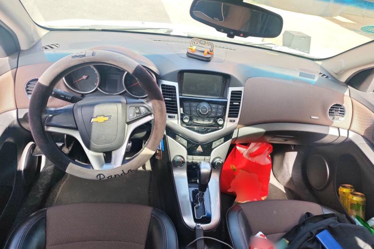 Used Chevrolet Cruze 2013 Hatchback 1.6L Automatic Luxury Model Center Console