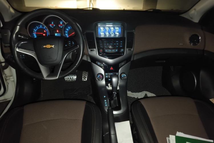 Used Chevrolet Cruze 2013 Hatchback 1.6L Automatic Luxury Model Center Console