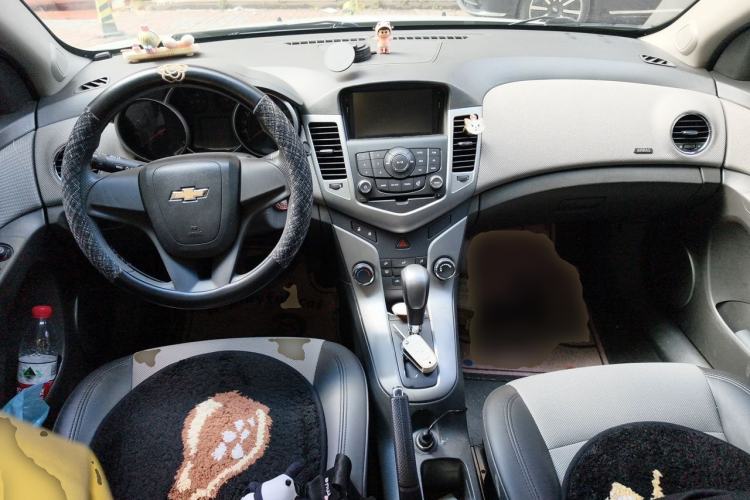 Used Chevrolet Cruze 2013 1.8L SE AT Center Console