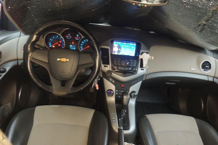 Used Chevrolet Cruze 2013 1.8L SE AT Center Console