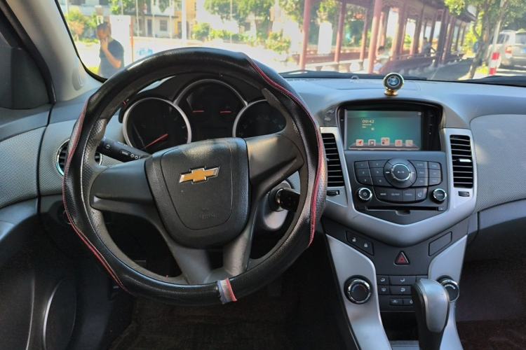 Used Chevrolet Cruze 2013 1.8L SE AT Center Console