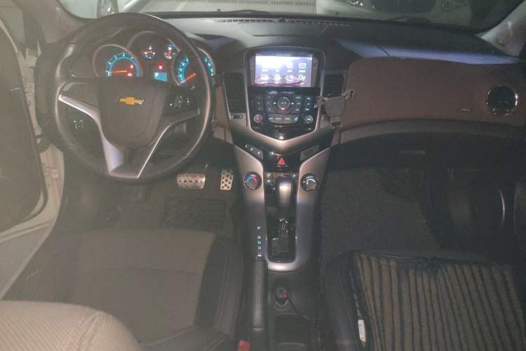 Used Chevrolet Cruze 2013 Hatchback 1.6L Automatic Luxury Model Center Console