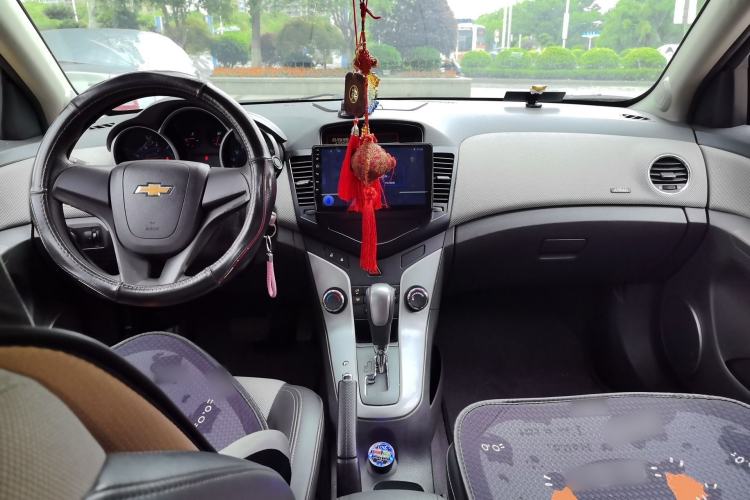 Used Chevrolet Cruze 2013 1.6L SE AT Center Console