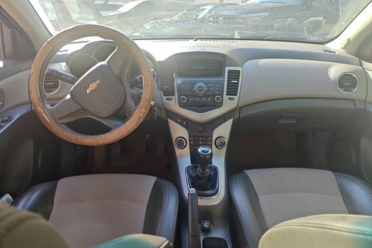 Used Chevrolet Cruze 2013 1.6L SL MT Center Console