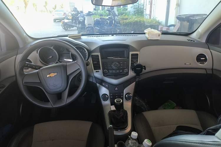 Used Chevrolet Cruze 2013 1.6L SE MT Center Console