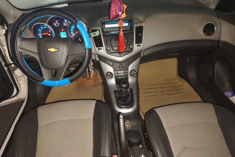 Used Chevrolet Cruze 2013 1.6L SL Sunroof Edition MT Center Console