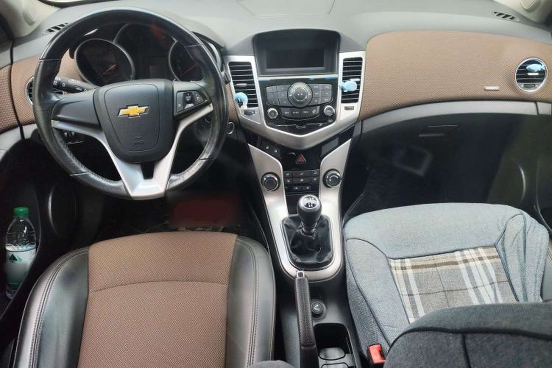 Used Chevrolet Cruze 2013 Hatchback 1.6L Manual Luxury Model Center Console