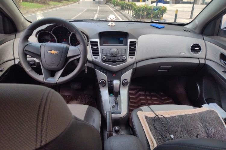 Used Chevrolet Cruze 2013 1.8L SE AT Center Console