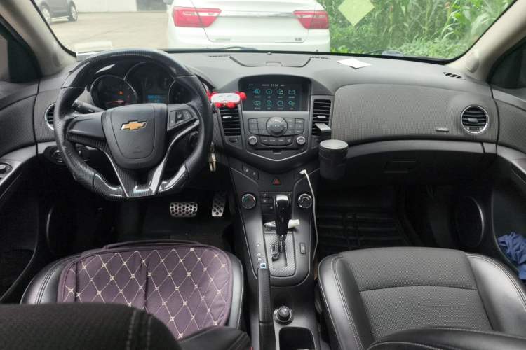 Used Chevrolet Cruze 2013 Hatchback 1.6T Automatic Flagship Model Center Console