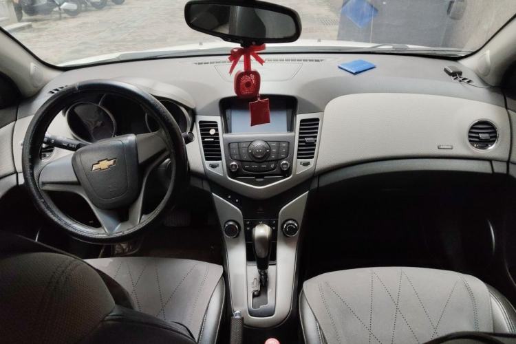 Used Chevrolet Cruze 2013 1.8L SE AT Center Console