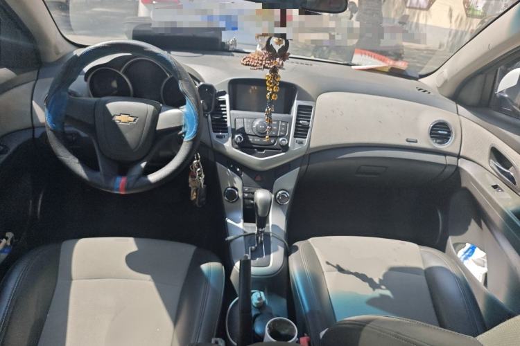 Used Chevrolet Cruze 2013 1.6L SE AT Center Console