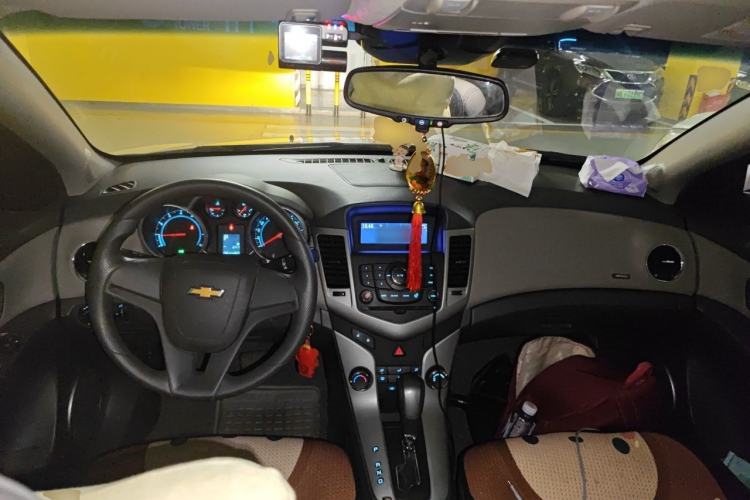 Used Chevrolet Cruze 2013 1.8L SE AT Center Console